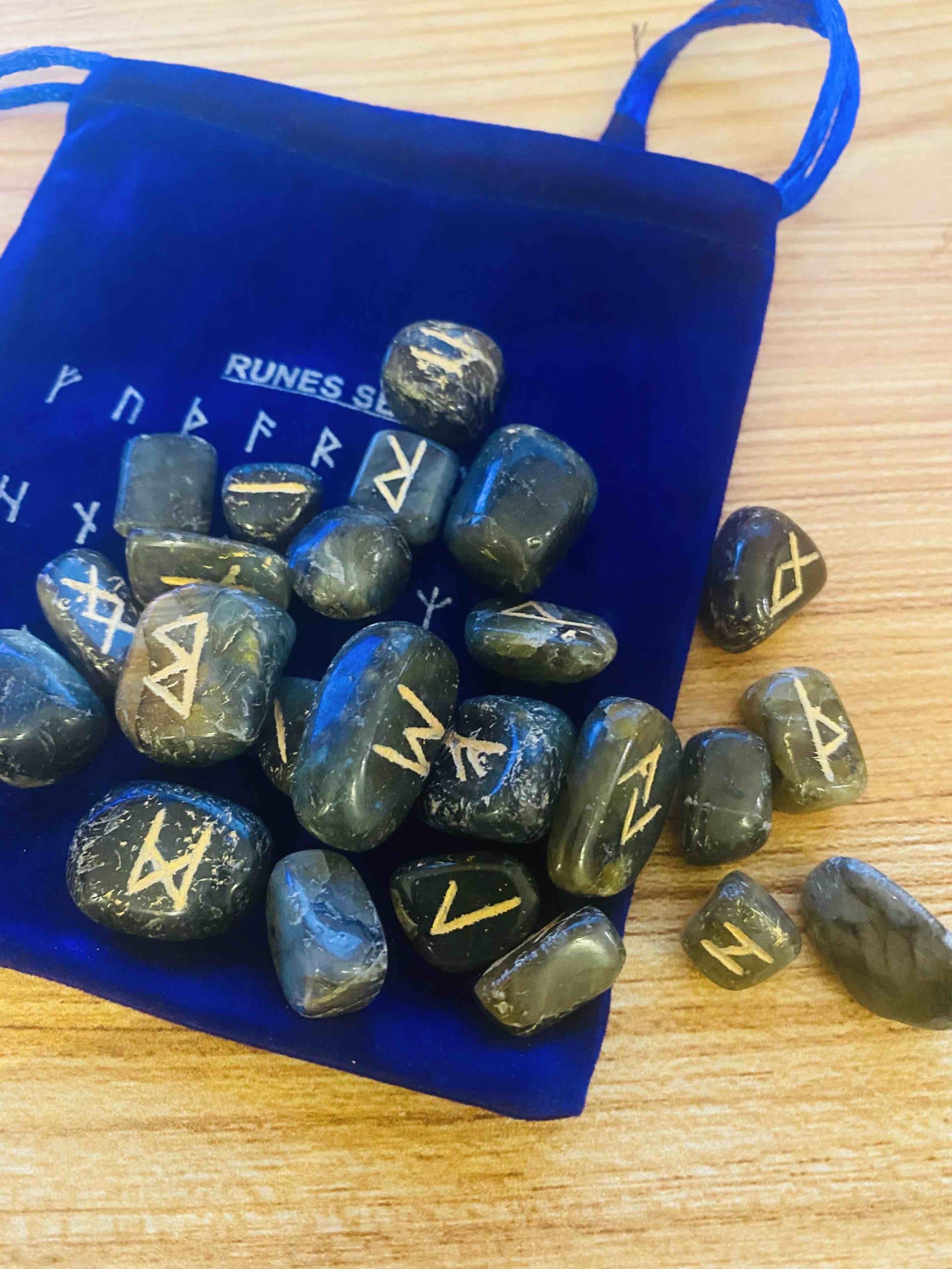 25 Runes En Labradorite